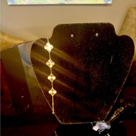 Titanium Gold Clover sparkling Gold Colored Bracelet - Picture 1 of 13